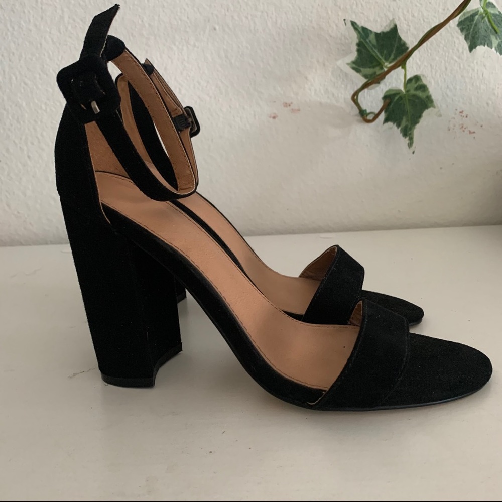 Trendy black heels